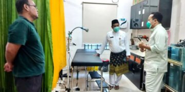 Kasus ISPA Tanjungpinang naik dari 138 menjadi 180 kasus harian. Dinkes memeriksa kesiapan obat, peralatan medis, dan ambulans puskesmas.