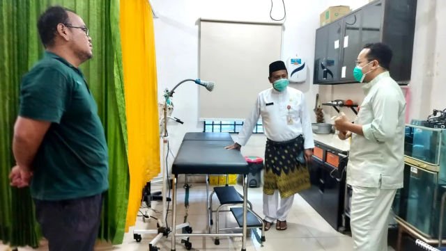 Kasus ISPA Tanjungpinang naik dari 138 menjadi 180 kasus harian. Dinkes memeriksa kesiapan obat, peralatan medis, dan ambulans puskesmas.