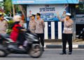 Polresta Tanjungpinang mengatur lalu lintas di titik rawan macet pada jam sibuk pagi untuk menjaga kelancaran dan keselamatan pengguna jalan.