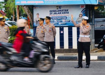 Polresta Tanjungpinang mengatur lalu lintas di titik rawan macet pada jam sibuk pagi untuk menjaga kelancaran dan keselamatan pengguna jalan.