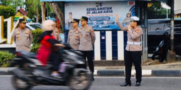 Polresta Tanjungpinang mengatur lalu lintas di titik rawan macet pada jam sibuk pagi untuk menjaga kelancaran dan keselamatan pengguna jalan.