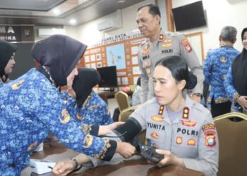 Humas Polres Karimun menggelar donor darah dalam rangka Hari Jadi Humas Polri ke-75. Sebanyak 20 pendonor mengikuti kegiatan kemanusiaan tersebut.