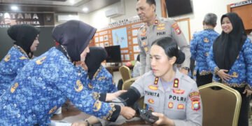 Humas Polres Karimun menggelar donor darah dalam rangka Hari Jadi Humas Polri ke-75. Sebanyak 20 pendonor mengikuti kegiatan kemanusiaan tersebut.