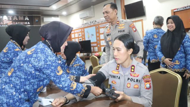 Humas Polres Karimun menggelar donor darah dalam rangka Hari Jadi Humas Polri ke-75. Sebanyak 20 pendonor mengikuti kegiatan kemanusiaan tersebut.