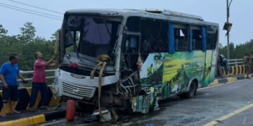 Kecelakaan di Jembatan Kangboi, Bintan, melibatkan bus pegawai Pemkab Bintan dan minibus pada Selasa sore. Sejumlah pegawai dilaporkan mengalami luka-luka.