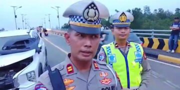 Bus operasional Pemkab Bintan yang mengangkut 21 pegawai Disdik terguling di Jembatan Kangboi setelah bertabrakan dengan minibus. Sejumlah pegawai terluka.
