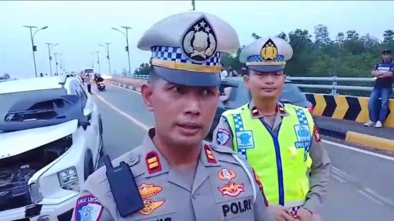 Bus operasional Pemkab Bintan yang mengangkut 21 pegawai Disdik terguling di Jembatan Kangboi setelah bertabrakan dengan minibus. Sejumlah pegawai terluka.