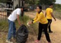 Polres Karimun bersama TNI dan instansi pemerintah menggelar kerja bakti di Jembatan II Coastal Area untuk mendukung gerakan Indonesia Asri dan Green Policing.
