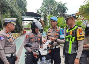 Polres Karimun memeriksa disiplin anggota sebelum menertibkan pengendara dalam Operasi Patuh Seligi 2026. Sembilan kendaraan diperiksa dan seluruh pajak STNK aktif.