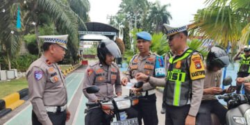 Polres Karimun memeriksa disiplin anggota sebelum menertibkan pengendara dalam Operasi Patuh Seligi 2026. Sembilan kendaraan diperiksa dan seluruh pajak STNK aktif.