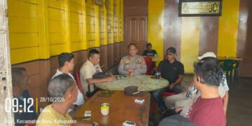 Polsek Buru menyerap aspirasi warga melalui dialog kamtibmas dan mengajak masyarakat aktif menjaga keamanan serta melaporkan potensi gangguan melalui layanan 110.