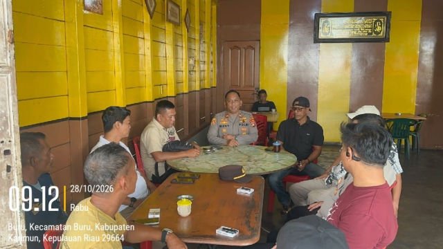 Polsek Buru menyerap aspirasi warga melalui dialog kamtibmas dan mengajak masyarakat aktif menjaga keamanan serta melaporkan potensi gangguan melalui layanan 110.